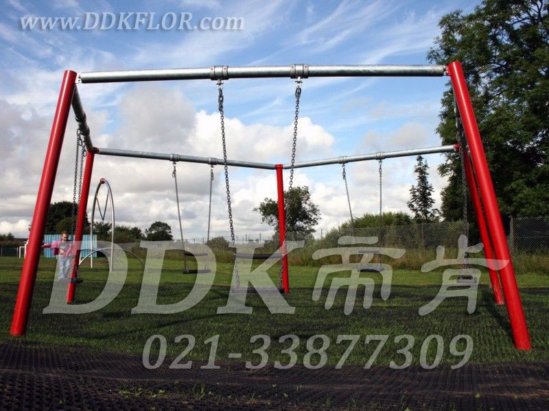兒童健身游戲秋千區_草坪地面_黑色鋪裝樣板圖片，帝肯(DDK)_400_222效果圖，草坪保護墊