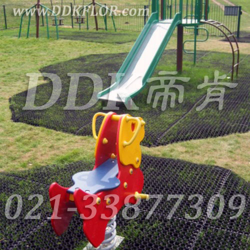 兒童滑梯游戲區草坪地面安全防護_黑色鋪裝樣板圖片，帝肯(DDK)_400_222效果圖，草坪保護墊,室外地膠,幼兒園室外地墊,幼兒園室外地膠,室外地毯,戶(hù)外網(wǎng)狀橡膠墊,戶(hù)外地膠,戶(hù)外地毯,戶(hù)外防滑墊,幼兒園地面防滑墊,幼兒園戶(hù)外地墊,幼兒園戶(hù)外地板,室外地墊