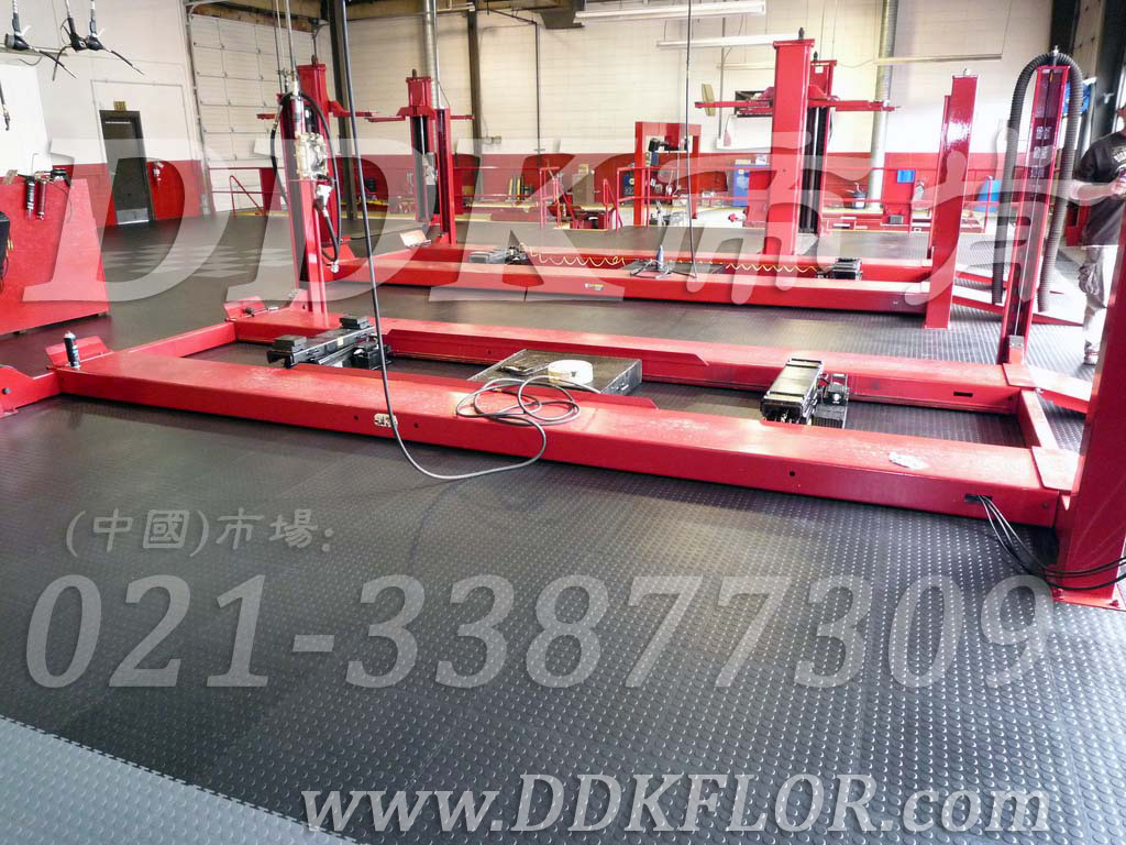 黑灰色+淡灰_舉升機地面防滑地板材料樣板圖片,帝肯(DDK)_2000_9979(工業(yè)廠(chǎng)房車(chē)間地面材料)效果圖,維修車(chē)間地板,安全通道用地板,工業(yè)pvc地板,pvc工業(yè)地板,工業(yè)地板磚,工業(yè)地板,工業(yè)地板膠,工業(yè)地膠,工業(yè)塑膠地板,工業(yè)橡膠地板,工業(yè)防滑墊,pvc承重地板,耐重壓地板,工廠(chǎng)車(chē)間地膠,工廠(chǎng)車(chē)間地板革,車(chē)間pvc地板,車(chē)間塑膠地板,車(chē)間用地板膠,車(chē)間地板磚,車(chē)間地板,車(chē)間防砸地板,車(chē)間地膠墊,車(chē)間地面膠皮,倉庫防潮地膠,倉庫地板,防潮地板,防潮板,塑料拼裝地板,塑料拼接地板,塑料橡膠地毯,塑料地板