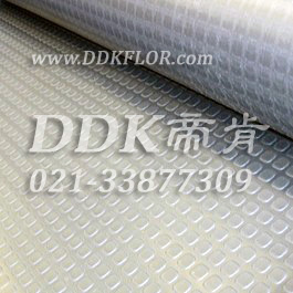 灰色地面防滑耐磨保護材料樣板圖片，帝肯(DDK)_X600（KS系列|百勝）效果圖，凈化車(chē)間地板,工廠(chǎng)車(chē)間地膠,工廠(chǎng)車(chē)間地板革,無(wú)塵車(chē)間地板,車(chē)間pvc地板,車(chē)間用地板膠,車(chē)間塑膠地板,車(chē)間塑料防滑墊,車(chē)間地面膠皮,車(chē)間地膠墊,車(chē)間地毯,車(chē)間地板磚,車(chē)間地板,車(chē)間地墊,車(chē)間防滑地墊,車(chē)間防滑墊,車(chē)間防砸地板,食品車(chē)間地板,耐壓耐磨地毯,耐壓地板,耐磨防滑地板,耐磨地膠,耐酸堿pvc地板膠,耐酸堿地墊,耐酸堿地毯,耐酸堿膠墊,耐油防滑地墊,耐酸堿防腐蝕膠墊,耐磨地板,PVC地毯,pvc塑料地毯,廠(chǎng)房地毯,塑料防滑地毯,地面保護地毯,塑料地毯,塑膠地毯,工業(yè)地毯,工業(yè)塑料地毯,工業(yè)防滑地毯,工廠(chǎng)地毯,塑料橡膠地毯,橡膠地毯,橡膠防滑地毯,過(guò)道地毯,通道地毯,防滑地毯,靜音地毯,除塵地毯,防噪聲地毯,防滑毯,防水地毯,防噪音地毯,防塵地毯,防滑塑料毯,防污地毯,走道地毯,車(chē)庫塑料地毯,pvc防滑卷材,pvc塑膠地毯,pvc塑膠地板,工廠(chǎng)塑膠地板,工業(yè)塑膠地板,車(chē)庫塑膠地板,廠(chǎng)房防滑地膠,廠(chǎng)房地膠,地膠,圓點(diǎn),工業(yè)地膠,工廠(chǎng)地膠,工廠(chǎng)地板膠,工廠(chǎng)地板,防酸堿地膠墊