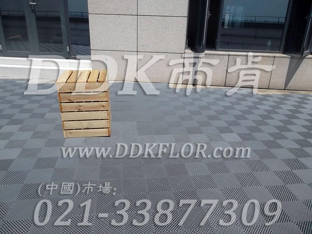 經(jīng)典灰色_拼裝組合（2）_室外涼臺地面用露天陽(yáng)臺新型功能性涼臺地磚效果圖樣板圖片,帝肯(DDK)_8100_T500（露天陽(yáng)臺地面材料）效果圖,涼臺地磚,別墅陽(yáng)臺地板,別墅陽(yáng)臺裝修,室外陽(yáng)臺地板,室外陽(yáng)臺磚,室外露臺地磚,室外露臺裝修,舞臺地板,陽(yáng)臺地板磚,陽(yáng)臺地磚裝修,陽(yáng)臺戶(hù)外地板,陽(yáng)臺拼裝地板,陽(yáng)臺裝修,露臺地板,露臺地磚,露臺地面裝修,露臺拼接地板,露臺花園裝修,露臺防滑地板,露臺防滑地磚,頂樓露臺裝修,室外生態(tài)地板,室外環(huán)保地板,室外防腐地板