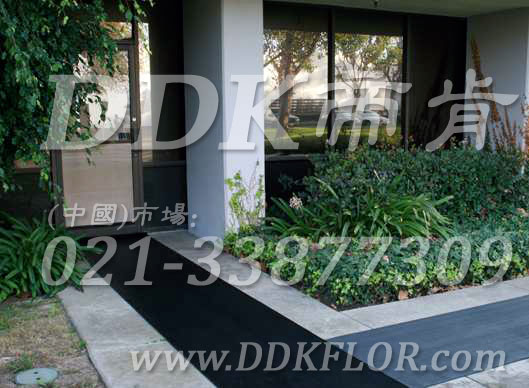 黑色戶(hù)外走道防滑地毯卷材（8）樣板圖片,帝肯(DDK)_S450_660（室外地面防滑地毯材料）效果圖,室外地墊,室外地板膠,室外地板革,室外地毯,室外地膠,室外塑料地毯,室外塑膠地板,室外橡膠地板,室外防水地板,室外防滑地墊,室外防滑地毯,室外防滑墊,彈性地膠,戶(hù)外地膠,戶(hù)外地毯,戶(hù)外地墊,戶(hù)外綠色地毯,戶(hù)外塑膠地毯,地膠,走道地墊,走道地毯,走道墊,通道地毯,過(guò)道地毯,過(guò)道防滑墊,橡膠防滑地毯,防滑地毯,塑料防滑地毯