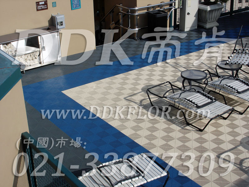 室外x(chng)四周地面防滑塑胶地砖材料Q?Q_蓝色灰白相拼l合h囄,帝肯(DDK)_8100_339Q游x(chng)防滑地砖材料Q效果图,x(chng)地胶,x(chng)防滑地垫,x(chng)防滑地毯,游泳池防滑垫,游泳池防滑地?游泳池地? title=