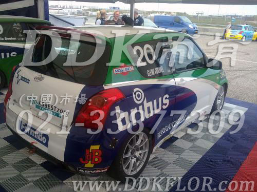 停車(chē)庫地面地板材料_灰蘭紅三色組合樣板圖片,帝肯(DDK)_8100_C618（私人車(chē)庫地面材料）效果圖,停車(chē)場(chǎng)塑膠網(wǎng)格,停車(chē)場(chǎng)防滑墊,車(chē)用防滑墊,車(chē)庫地板,車(chē)庫地膠,車(chē)庫地墊,車(chē)庫地坪,車(chē)庫塑膠地板,車(chē)庫防滑墊