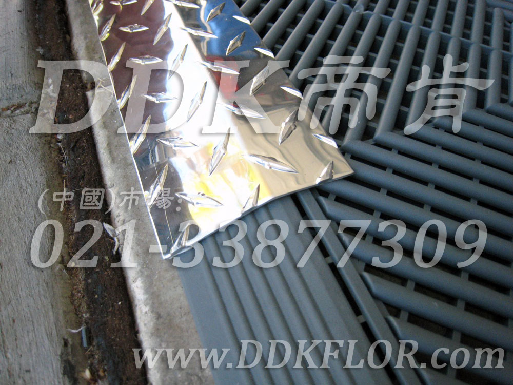 私人車(chē)庫地面鋪裝地板材料（14）_灰色組合樣板圖片,帝肯(DDK)_8100_C618（私人車(chē)庫地面材料）效果圖,別墅私家車(chē)庫裝修,車(chē)庫pvc地板,車(chē)庫地坪,車(chē)庫地墊,車(chē)庫地板,車(chē)庫地膠,車(chē)庫塑料地毯,車(chē)庫塑膠地板,車(chē)庫防滑墊
