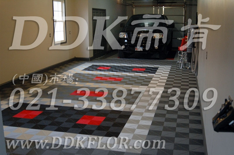 私人車(chē)庫地面鋪裝地板材料（21）_灰加紅色組合樣板圖片,帝肯(DDK)_8100_C618（私人車(chē)庫地面材料）效果圖,別墅私家車(chē)庫裝修,車(chē)庫pvc地板,車(chē)庫地坪,車(chē)庫地墊,車(chē)庫地板,車(chē)庫地膠,車(chē)庫塑料地毯,車(chē)庫塑膠地板,車(chē)庫防滑墊