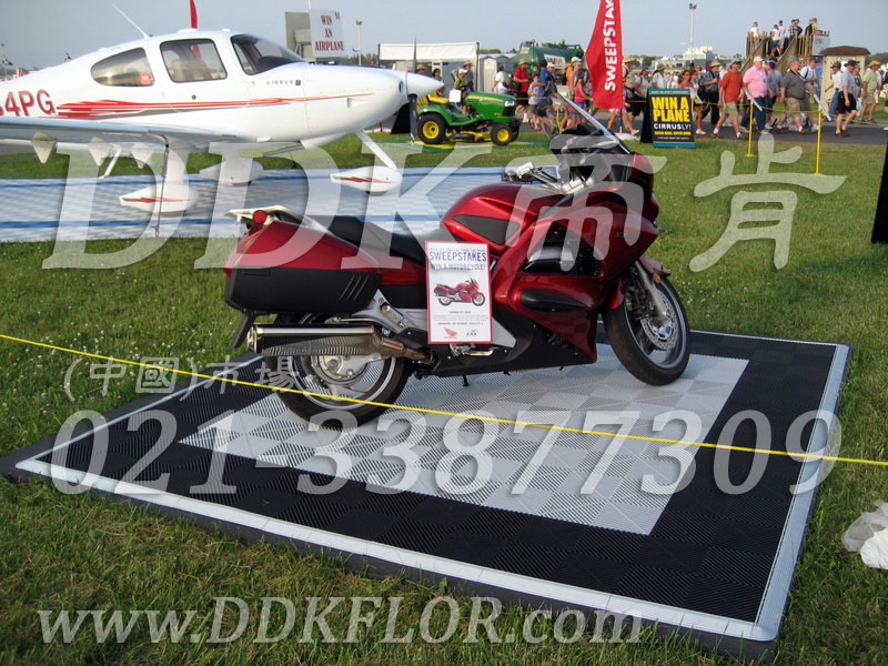 黑色加白色組合安裝（17）_摩托車(chē)室外展覽展會(huì )地面地板材料樣板圖片,帝肯(DDK)_8100_680（展覽地面地板材料）效果圖,會(huì )展地板,可拼接展會(huì )塑膠地板,展會(huì )地板,展會(huì )地膠,展廳塑料格柵,展廳展車(chē)地墊,展臺地板,展銷(xiāo)會(huì )專(zhuān)用地板,汽車(chē)4s店卡扣展示板,汽車(chē)展廳地墊,汽車(chē)展廳地板,汽車(chē)展臺,汽車(chē)展示地墊,車(chē)型展示板,車(chē)展地板,車(chē)展地膠,草坪專(zhuān)用蓋板,草坪保護墊,草坪保護板,草坪地板