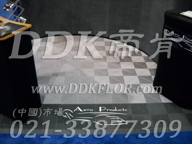 淺灰組合安裝（31）_展覽展銷(xiāo)會(huì )活動(dòng)接待區地面地板鋪裝材料樣板圖片,帝肯(DDK)_8100_680（展覽地面地板材料）效果圖,會(huì )展地板,可拼接展會(huì )塑膠地板,展會(huì )地板,展會(huì )地膠,展廳塑料格柵,展廳展車(chē)地墊,展臺地板,展銷(xiāo)會(huì )專(zhuān)用地板