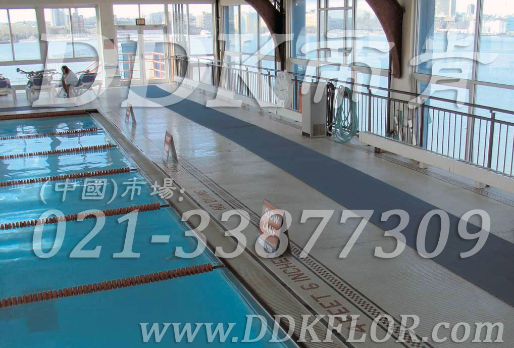 灰色_直條紋_游泳館池邊濾水防滑地毯（16）樣板圖片,帝肯(DDK)_1900_339（游泳池地面防滑材料）效果圖，泳池地膠,泳池防滑地墊,泳池防滑地毯,游泳池防滑墊,游泳池防滑地膠,游泳池地墊,浴室pvc格柵地板,浴室地墊,浴室地板,浴室地板磚,浴室地毯,浴室地磚,浴室墊,浴室防滑地墊,浴室防滑地磚,浴室防滑地膠,浴室防滑墊,浴室防滑疏水磚,浴池防滑地墊,浴池防滑墊,衛生間地墊,衛生間防滑地毯,衛浴防滑墊,衛生間地板隔水墊,衛生間地膠,衛生間塑料地板,衛生間防水地墊,衛生間防水墊,衛生間防滑地墊,衛生間防滑墊,廁所防滑墊,洗浴防滑墊,淋浴房防滑墊