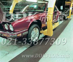 灰色_生產(chǎn)車(chē)間流水線(xiàn)地面防滑防護網(wǎng)格走道毯（12）樣板圖片,帝肯(DDK)_1900_9979（工業(yè)地面鋪地材料）效果圖，工業(yè)地墊,工業(yè)地板膠,工業(yè)地板革,工業(yè)地毯,工業(yè)地膠,工業(yè)塑料地毯,工業(yè)塑膠地板,工業(yè)抗疲勞地墊,工業(yè)抗疲勞防滑墊,工業(yè)橡膠地板,工業(yè)用格柵地墊,工業(yè)耐油地墊,工業(yè)走道地墊,工業(yè)防滑地墊,工業(yè)防滑地毯,工業(yè)防滑墊,工廠(chǎng)地墊,工廠(chǎng)地板膠,工廠(chǎng)地毯,工廠(chǎng)地膠,工廠(chǎng)塑膠地板,工廠(chǎng)用橡膠地墊,工廠(chǎng)走道地墊,工廠(chǎng)用塑料地板,工廠(chǎng)車(chē)間地板革,工廠(chǎng)車(chē)間地膠,工廠(chǎng)防滑地墊,工廠(chǎng)防滑墊,帶孔防滑墊,多孔防滑地墊,多孔橡膠墊,耐油工業(yè)橡膠墊,車(chē)間地墊,車(chē)間防滑地墊,車(chē)間防滑墊,車(chē)間地面膠皮,車(chē)間地膠墊,車(chē)間地毯,車(chē)間塑料防滑墊,車(chē)間塑膠地板,抗疲勞地毯,抗疲勞墊,抗疲勞腳墊,疏水型抗疲勞地墊,經(jīng)濟型抗疲勞地墊,防疲勞墊,防疲勞地膠,防疲勞地毯,防疲勞地墊,防疲勞腳墊,廠(chǎng)房防滑地膠,廠(chǎng)房地板材料,廠(chǎng)房地膠,廠(chǎng)房地毯,z字型疏水墊,疏水防滑墊,漏水橡膠墊,漏水地膠,漏水防滑墊,耐油耐水地墊,茶水間防滑地墊,防水地毯,透水地墊,透水地板膠墊,隔水材料,疏水地毯,疏水地席