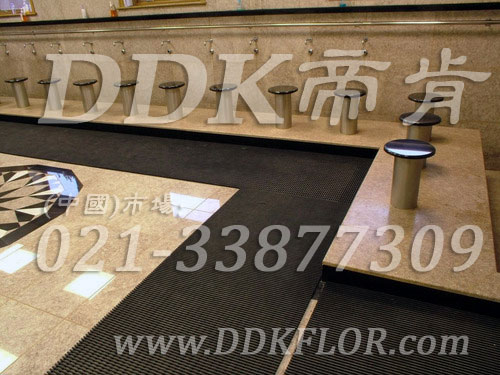 黑灰色_桑拿浴池地面通道防滑防護直紋網(wǎng)格毯（20）樣板圖片,帝肯(DDK)_1900_337（浴室及更衣間地面防滑材料）效果圖，浴室地墊,浴室地板,浴室地板磚,浴室地毯,浴室地磚,浴室墊,浴室防滑地墊,浴室防滑地磚,浴室防滑地膠,浴室防滑墊,浴室防滑疏水磚,浴池防滑地墊,浴池防滑墊,淋浴房防滑墊,衛浴防滑墊,浴室pvc格柵地板