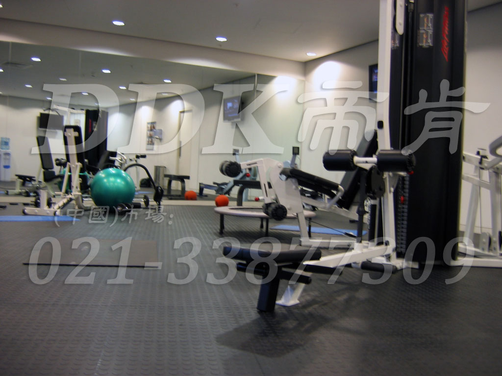 室內健身房運動(dòng)地面材料（16）_深灰色樣板圖片,帝肯(DDK)_2000_3020（健身房地面鋪裝材料）效果圖,健身房pvc塑膠地板,健身房地墊,健身房地板,健身房地板膠,健身房地毯,健身房地膠,健身房橡膠地板,健身房防震地墊,運動(dòng)地墊,運動(dòng)地板,運動(dòng)地膠
