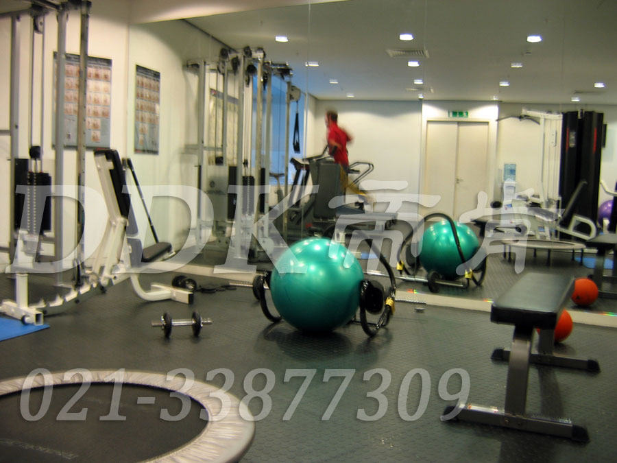 室內健身房運動(dòng)地面材料（17）_深灰色樣板圖片,帝肯(DDK)_2000_3020（健身房地面鋪裝材料）效果圖,健身房pvc塑膠地板,健身房地墊,健身房地板,健身房地板膠,健身房地毯,健身房地膠,健身房橡膠地板,健身房防震地墊,運動(dòng)地墊,運動(dòng)地板,運動(dòng)地膠