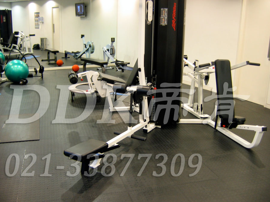 室內健身房運動(dòng)地面材料（18）_深灰色樣板圖片,帝肯(DDK)_2000_3020（健身房地面鋪裝材料）效果圖,健身房pvc塑膠地板,健身房地墊,健身房地板,健身房地板膠,健身房地毯,健身房地膠,健身房橡膠地板,健身房防震地墊,運動(dòng)地墊,運動(dòng)地板,運動(dòng)地膠