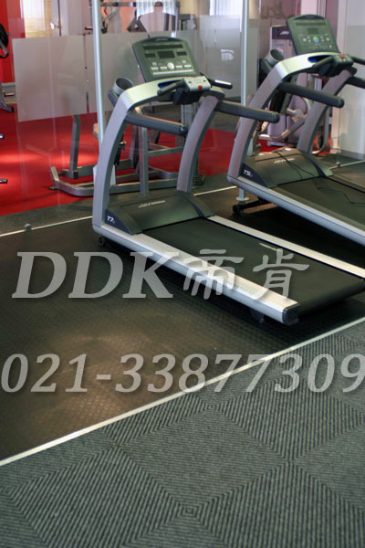室內健身房運動(dòng)地面材料（20）_深灰色樣板圖片,帝肯(DDK)_2000_3020（健身房地面鋪裝材料）效果圖,健身房pvc塑膠地板,健身房地墊,健身房地板,健身房地板膠,健身房地毯,健身房地膠,健身房橡膠地板,健身房防震地墊,運動(dòng)地墊,運動(dòng)地板,運動(dòng)地膠
