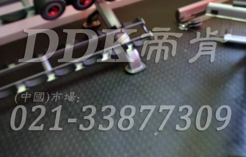 室內健身房運動(dòng)地面材料（21）_深灰色樣板圖片,帝肯(DDK)_2000_3020（健身房地面鋪裝材料）效果圖,健身房pvc塑膠地板,健身房地墊,健身房地板,健身房地板膠,健身房地毯,健身房地膠,健身房橡膠地板,健身房防震地墊,運動(dòng)地墊,運動(dòng)地板,運動(dòng)地膠