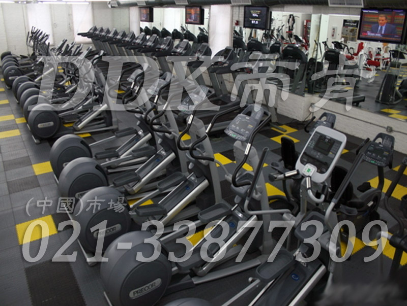 室內健身房運動(dòng)地面材料（24）_灰色加黃色樣板圖片,帝肯(DDK)_2000_3020（健身房地面鋪裝材料）效果圖,健身房pvc塑膠地板,健身房地墊,健身房地板,健身房地板膠,健身房地毯,健身房地膠,健身房橡膠地板,健身房防震地墊,運動(dòng)地墊,運動(dòng)地板,運動(dòng)地膠
