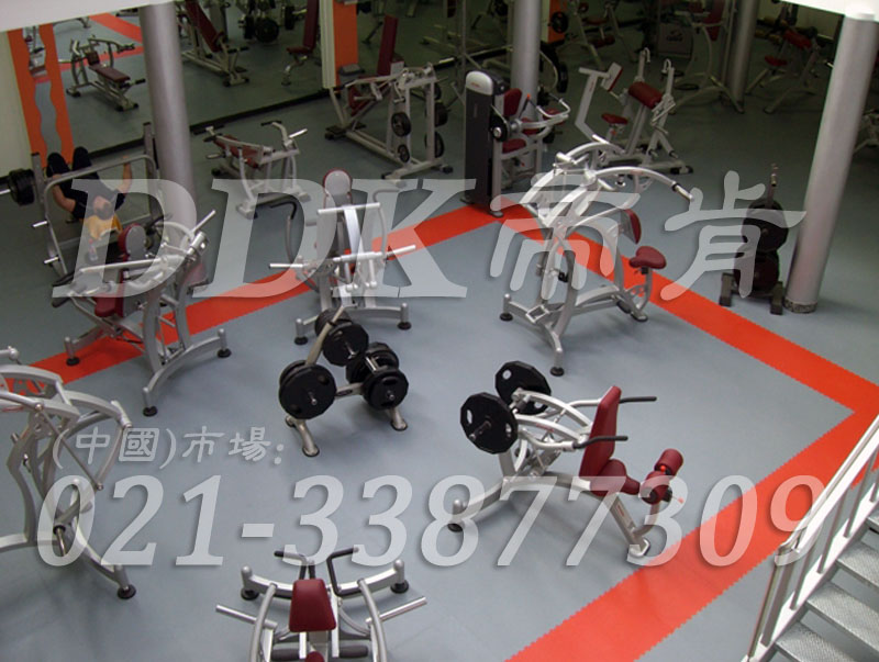 室內健身房運動(dòng)地面材料（27）_淺灰色加橙紅色樣板圖片,帝肯(DDK)_2000_3020（健身房地面鋪裝材料）效果圖,健身房pvc塑膠地板,健身房地墊,健身房地板,健身房地板膠,健身房地毯,健身房地膠,健身房橡膠地板,健身房防震地墊,運動(dòng)地墊,運動(dòng)地板,運動(dòng)地膠