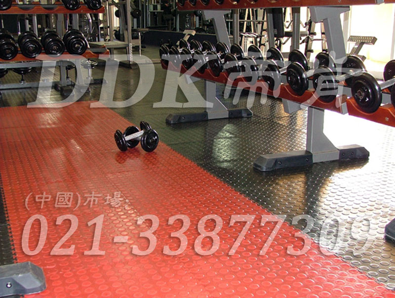 室內健身房運動(dòng)地面材料（28）_橙紅色加深灰色樣板圖片,帝肯(DDK)_2000_3020（健身房地面鋪裝材料）效果圖,健身房pvc塑膠地板,健身房地墊,健身房地板,健身房地板膠,健身房地毯,健身房地膠,健身房橡膠地板,健身房防震地墊,運動(dòng)地墊,運動(dòng)地板,運動(dòng)地膠