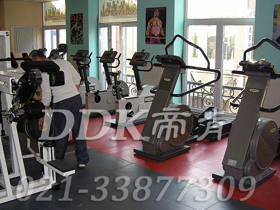 室內健身房運動(dòng)地面材料（31）_紅色加灰色樣板圖片,帝肯(DDK)_2000_3020（健身房地面鋪裝材料）效果圖,健身房pvc塑膠地板,健身房地墊,健身房地板,健身房地板膠,健身房地毯,健身房地膠,健身房橡膠地板,健身房防震地墊,運動(dòng)地墊,運動(dòng)地板,運動(dòng)地膠