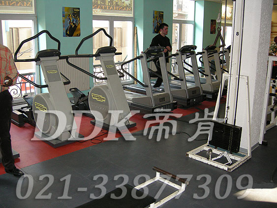 室內健身房運動(dòng)地面材料（32）_紅色加灰色樣板圖片,帝肯(DDK)_2000_3020（健身房地面鋪裝材料）效果圖,健身房pvc塑膠地板,健身房地墊,健身房地板,健身房地板膠,健身房地毯,健身房地膠,健身房橡膠地板,健身房防震地墊,運動(dòng)地墊,運動(dòng)地板,運動(dòng)地膠