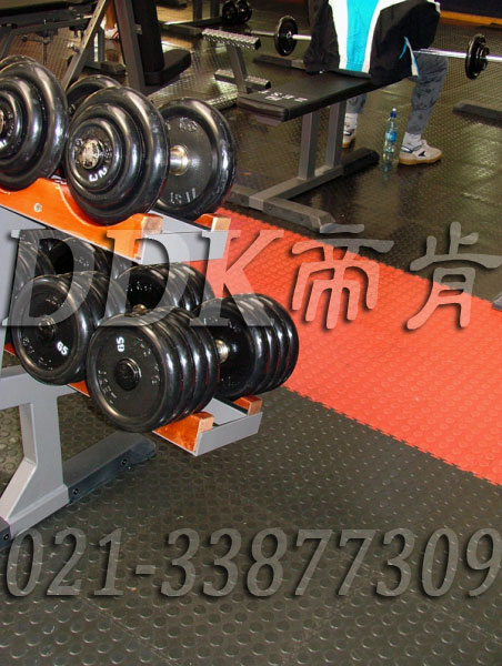 室內健身房運動(dòng)地面材料（37）_橙紅色加深灰色樣板圖片,帝肯(DDK)_2000_3020（健身房地面鋪裝材料）效果圖,健身房pvc塑膠地板,健身房地墊,健身房地板,健身房地板膠,健身房地毯,健身房地膠,健身房橡膠地板,健身房防震地墊,運動(dòng)地墊,運動(dòng)地板,運動(dòng)地膠