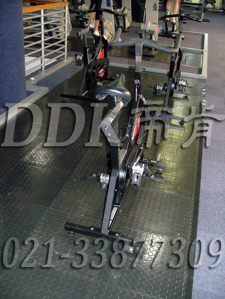 室內健身房運動(dòng)地面材料（38）_深灰色樣板圖片,帝肯(DDK)_2000_3020（健身房地面鋪裝材料）效果圖,健身房pvc塑膠地板,健身房地墊,健身房地板,健身房地板膠,健身房地毯,健身房地膠,健身房橡膠地板,健身房防震地墊,運動(dòng)地墊,運動(dòng)地板,運動(dòng)地膠