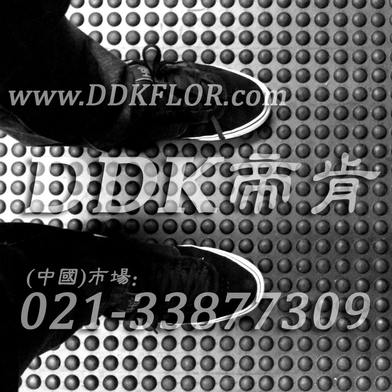 黑色凸起表面（1）_抗壓耐磨防滑厚地板樣板圖片,帝肯(DDK)_4900_3020（健身房防震墊材料）效果圖,健身房防震地墊,健身房地墊,健身房地板膠,健身房地膠,健身房橡膠地板,運動(dòng)地墊,運動(dòng)地板,運動(dòng)地膠,健身房地毯,健身房pvc塑膠地板,健身房地板,