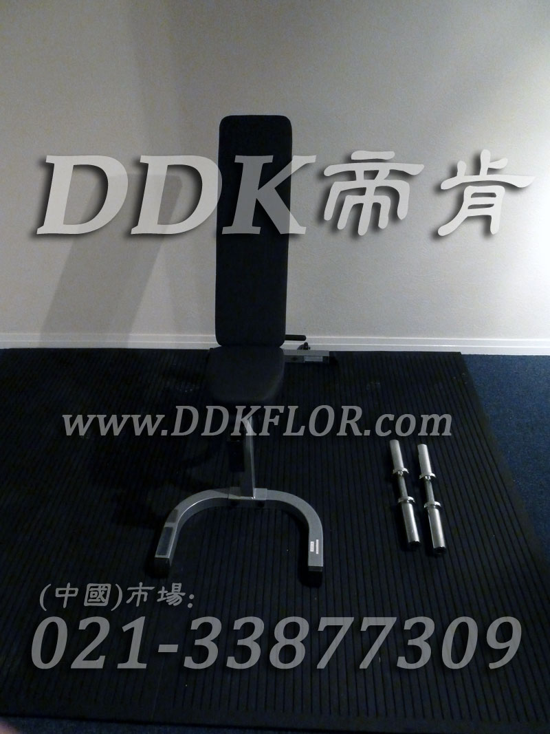 黑色凸起表面（2）_抗壓耐磨防滑厚地板樣板圖片,帝肯(DDK)_4900_3020（健身房防震墊材料）效果圖,健身房防震地墊,健身房地墊,健身房地板膠,健身房地膠,健身房橡膠地板,運動(dòng)地墊,運動(dòng)地板,運動(dòng)地膠,健身房地毯,健身房pvc塑膠地板,健身房地板,