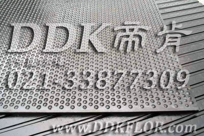 黑色凸起表面（5）_抗壓耐磨防滑厚地板樣板圖片,帝肯(DDK)_4900_3020（健身房防震墊材料）效果圖,健身房防震地墊,健身房地墊,健身房地板膠,健身房地膠,健身房橡膠地板,運動(dòng)地墊,運動(dòng)地板,運動(dòng)地膠,健身房地毯,健身房pvc塑膠地板,健身房地板,
