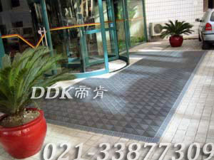 高級商用進(jìn)門(mén)腳墊（19）樣板圖片,帝肯(DDK)_900_9000（LOTO|力拓）效果圖,三合一門(mén)口毯,三合一門(mén)墊,刮泥門(mén)墊,塑料門(mén)墊,大門(mén)腳墊,塑膠門(mén)墊,嵌入式門(mén)墊,廣告門(mén)墊,模塊拼接式門(mén)墊,橡膠門(mén)墊,腳墊門(mén)墊,自動(dòng)門(mén)地墊,進(jìn)門(mén)地墊,進(jìn)門(mén)腳墊,門(mén)前地墊,門(mén)前墊,門(mén)前毯,門(mén)前腳墊,門(mén)廳地墊,門(mén)廳地毯,門(mén)廳腳墊,門(mén)廳除塵地墊,門(mén)口地墊,門(mén)口地毯,門(mén)口地面除塵刷,門(mén)口腳墊,門(mén)口腳踏墊,門(mén)口防塵地墊,門(mén)墊地毯,門(mén)墊地墊,門(mén)墊,門(mén)口除塵地墊,門(mén)口防滑墊,門(mén)口防滑地膠,門(mén)口防滑地墊,門(mén)口防塵墊,門(mén)口防塵地毯,防滑門(mén)墊,除塵門(mén)墊,除雪門(mén)墊,防塵門(mén)墊,pvc拼接式除塵墊,三合一防塵地墊,三合一防塵墊,三合一除塵墊,入口防塵地墊,刮泥除塵地墊,吸水吸塵地墊,防塵地墊,防塵地毯,防塵地膠墊,防塵墊,防塵防污地墊,防塵防滑地墊,除塵地墊,防滑除塵地墊,除塵腳墊,除塵墊,除塵地膠,除塵地毯,刮泥地墊,入口防水地墊,入口防滑墊,出入口地墊,PVC拼接地墊,室外拼接地墊,拼裝地墊,拼接式防滑墊,拼接式地墊,拼裝地膠,組合式地墊,模塊地墊