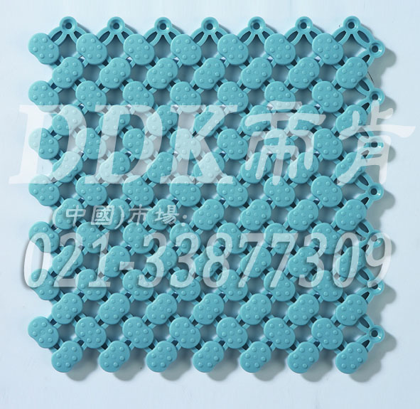 水藍色_橢圓表面_互扣式網(wǎng)孔防滑地膠（9）樣板圖片，帝肯(DDK)_8200（ODL|達喜）效果圖，工業(yè)用格柵地墊,浴室pvc格柵地板,柵格地墊,排水地墊,pvc防水地墊,塑膠透水地板,衛生間地板隔水墊,衛生間地墊,衛浴防滑墊,衛生間防水地墊,衛生間防滑地墊,衛生間防滑墊,衛生間地膠,漏水地墊,漏水地膠,排水防滑墊,排水地板,疏水墊,疏水板,疏水磚,疏水防滑地墊,疏水防滑墊,耐油耐水地墊,漏水防滑墊,疏水地墊,疏水地毯,疏水地席,浴室防滑疏水磚,透水地墊,透水地板膠墊,透水防滑塑膠地墊,防水地墊,防水地毯,防水地膠墊,防水墊,防水防滑墊,防滑隔水墊,隔水地墊,隔水地板,隔水材料,泄水型地板磚,PVC拼接地墊,塑料拼接地板,拼接式防滑墊,拼接式地墊,拼裝地墊,拼裝地膠,防滑拼墊,泳池地膠,泳池防滑地墊,泳池防滑地毯,洗手間地墊,洗手間防滑地毯,洗手間防滑墊,洗浴防滑墊,洗澡間防滑墊,游泳池地墊,游泳池防滑地膠,游泳池防滑墊,游泳館防滑墊,浴池防滑地墊,浴池防滑墊,浴室防滑地墊,浴室防滑地磚,浴室防滑地膠,浴室防滑墊,浴室地墊,浴室地板,浴室地板磚,浴室地毯,浴室地磚,浴室墊,淋浴房防滑墊