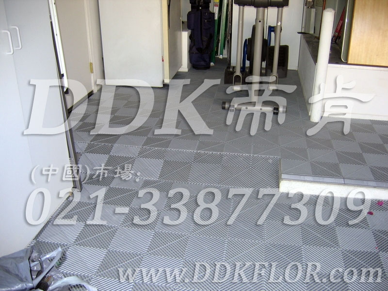 健身房器械區地面鋪裝材料_灰白組合（3）樣板圖片,帝肯(DDK)_8100_3020（地下室健身房地面地板材料）效果圖,健身房pvc塑膠地板,健身房地墊,健身房地板,健身房地板膠,健身房地毯,健身房地膠,健身房橡膠地板,健身房防震地墊,運動(dòng)地墊,運動(dòng)地板,運動(dòng)地膠
