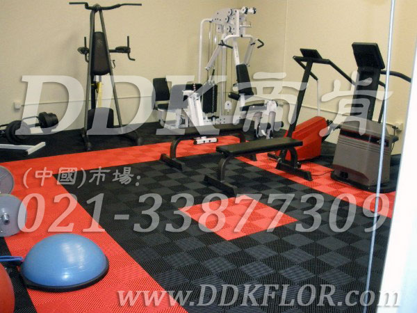 健身房器械區地面鋪裝材料（4）_橙紅加黑灰組合樣板圖片,帝肯(DDK)_8100_3020（地下室健身房地面地板材料）效果圖,健身房pvc塑膠地板,健身房地墊,健身房地板,健身房地板膠,健身房地毯,健身房地膠,健身房橡膠地板,健身房防震地墊,運動(dòng)地墊,運動(dòng)地板,運動(dòng)地膠