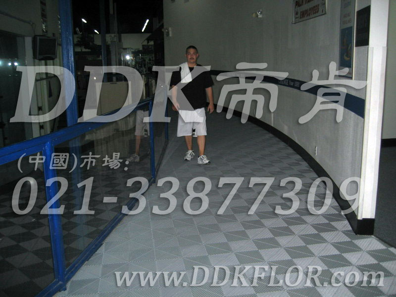 健身會(huì )所通道地面防滑耐磨鋪裝材料（6）_灰白組合樣板圖片,帝肯(DDK)_8100_3020（地下室健身房地面地板材料）效果圖,健身房pvc塑膠地板,健身房地墊,健身房地板,健身房地板膠,健身房地毯,健身房地膠,健身房橡膠地板,健身房防震地墊,運動(dòng)地墊,運動(dòng)地板,運動(dòng)地膠