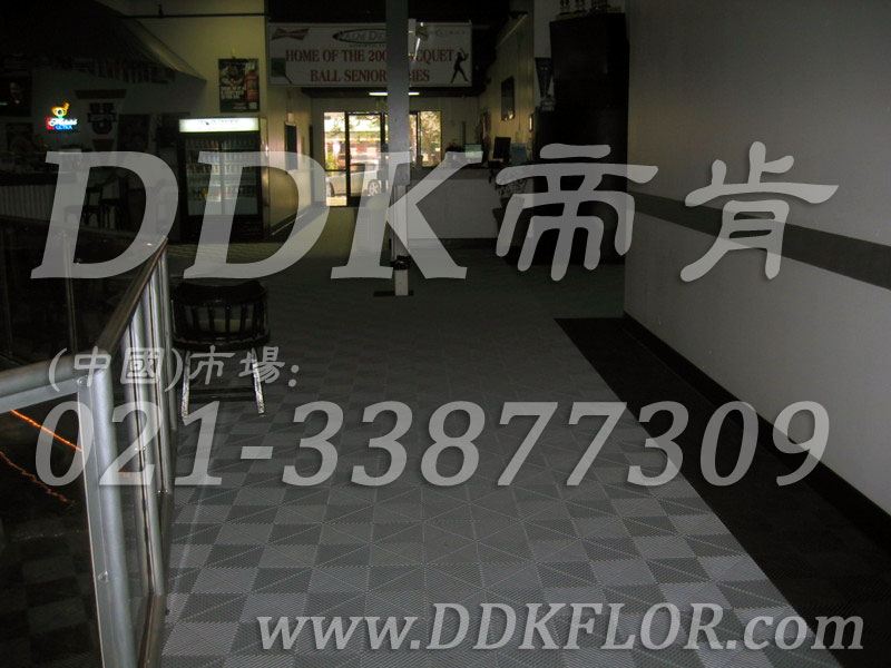 健身會(huì )所通道地面防滑耐磨鋪裝材料（7）_灰白組合樣板圖片,帝肯(DDK)_8100_3020（地下室健身房地面地板材料）效果圖,健身房pvc塑膠地板,健身房地墊,健身房地板,健身房地板膠,健身房地毯,健身房地膠,健身房橡膠地板,健身房防震地墊,運動(dòng)地墊,運動(dòng)地板,運動(dòng)地膠