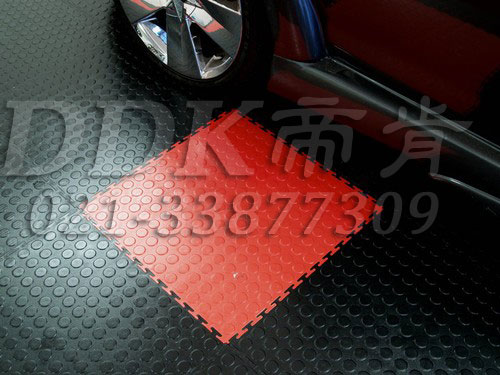 私家車(chē)庫裝修車(chē)庫地坪地面材料（7）_紅加黑灰色銅錢(qián)表面地板樣板圖片,帝肯(DDK)_2000_C618（地下車(chē)庫地面材料）效果圖,車(chē)庫pvc地板,車(chē)庫地坪,車(chē)庫地板,車(chē)庫地墊,車(chē)庫地膠,車(chē)庫塑料地毯,車(chē)庫塑膠地板,車(chē)庫防滑墊,別墅私家車(chē)庫裝修