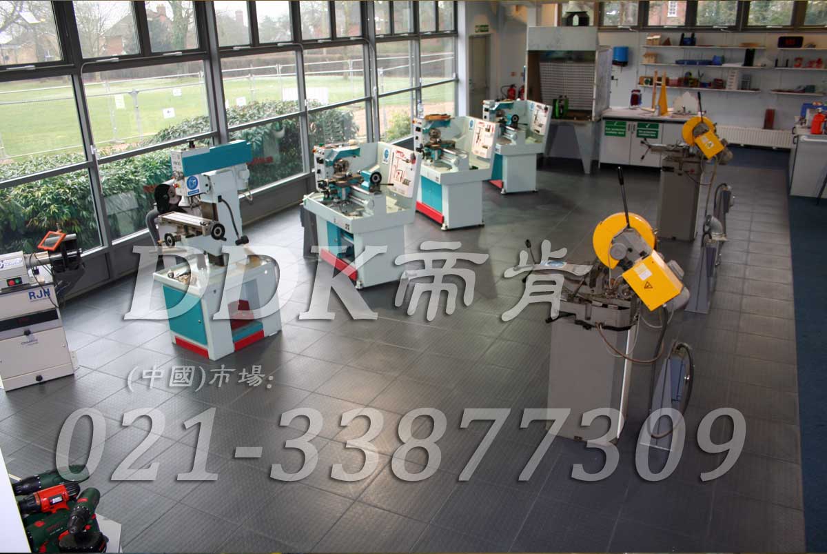 快裝型廠(chǎng)房地面地板_灰色鋪設示例樣板圖片,帝肯(DDK)_2000_8979（廠(chǎng)房地面做法圖集）效果圖,廠(chǎng)房地板材料,廠(chǎng)房地膠,廠(chǎng)房塑膠地板,廠(chǎng)房防滑地膠,工廠(chǎng)地板,工廠(chǎng)用塑料地板,工廠(chǎng)塑膠地板,工廠(chǎng)車(chē)間地板革