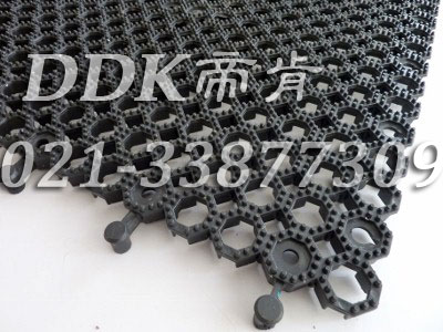 互鎖型鏤空防滑墊_顏色黑色_7mm厚樣板圖片,帝肯(DDK)_8250（Lok|路客）效果圖,塑料防滑網(wǎng)格墊,塑料網(wǎng)格防滑地墊,塑料網(wǎng)格扳,網(wǎng)格塑料墊,網(wǎng)格地墊,網(wǎng)格地板,網(wǎng)格防滑墊,網(wǎng)格塑料地板墊,防滑塑料網(wǎng)格,網(wǎng)孔地墊,室外拼接地墊,拼裝地墊,拼接式地墊,拼接式防滑墊,防滑拼墊,PVC拼接地墊,室外鏤空拼裝地板,籃球場(chǎng)地拼裝地板,漏水防滑墊,漏水地膠,漏水地墊,漏水橡膠墊,透水地墊,防水地墊,防水地毯,防水墊,防水地膠墊,防水防滑墊,隔水地墊,隔水地板,隔水材料,耐油耐水地墊,疏水墊,疏水性材料,疏水磚,疏水防滑地墊,疏水防滑墊,疏水板,塑料膠墊,pvc防水地墊,z字型疏水墊,衛生間防水地墊,衛生間防水墊,衛生間地板隔水墊,排水地墊,排水地板,排水防滑墊,泄水型地板磚,透水防滑塑膠地墊,防滑隔水墊,防潮地墊,pvc防滑地膠,PVC防滑墊,pvc地墊,pvc地膠