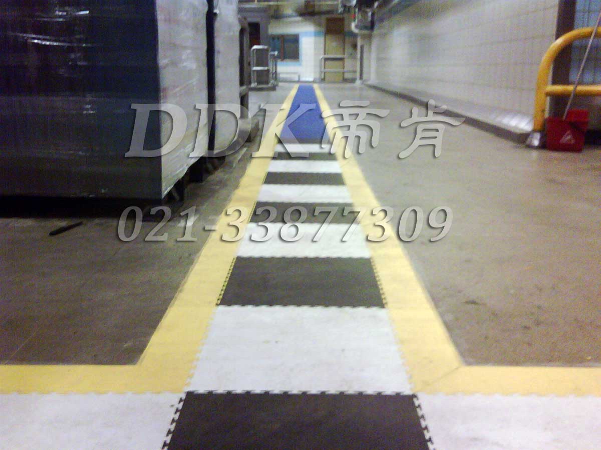 渤海裝備制造公司第一機械廠(chǎng)某車(chē)間水泥地面通道防滑鋪設現場(chǎng)圖例_黑白相間醒目走道地板樣板圖片,帝肯(DDK)_2000_9200（廠(chǎng)房通道地板防護材料）效果圖，地面保護墊