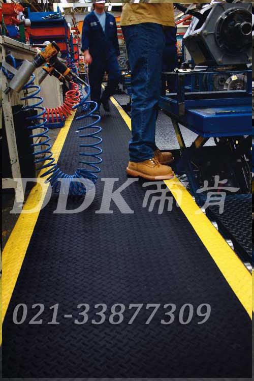 機械加工車(chē)間流水線(xiàn)旁通道地面材料鋪設現場(chǎng)圖例_提供定制加工生產(chǎn)鐵板紋防滑流水線(xiàn)地毯樣板圖片,帝肯(DDK)_HD220（Duxton|皇爵）效果圖，流水線(xiàn)地墊,流水線(xiàn)防滑墊,pvc防滑卷材,塑料防滑地毯,工業(yè)防滑地毯,橡膠防滑地毯,防滑地毯,pvc防滑地毯,pvc塑料地毯,通道地毯,防滑塑料毯
