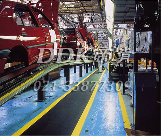 福特汽車(chē)廠(chǎng)流水線(xiàn)旁地坪漆地面耐油防滑材料鋪設現場(chǎng)圖例_提供定制加工生產(chǎn)帶黃色警示邊的車(chē)間走道防滑地毯樣板圖片,帝肯(DDK)_HD220（Duxton|皇爵）效果圖，流水線(xiàn)地墊,流水線(xiàn)防滑墊,pvc防滑卷材,塑料防滑地毯,工業(yè)防滑地毯,橡膠防滑地毯,防滑地毯,pvc防滑地毯,pvc塑料地毯,通道地毯,防滑塑料毯