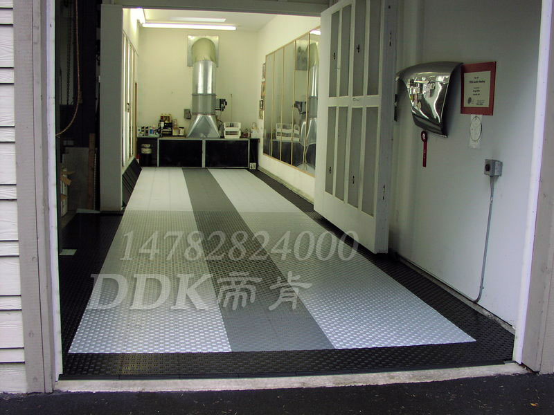 【辦公室快裝型塑膠地板】銀灰色加黑色快裝地板樣板圖片,帝肯(DDK)_3000_9979（工廠(chǎng)用耐酸堿耐磨防油地面磚）效果圖,塑料拼接地板,塑料拼裝地板,辦公室pvc地板,辦公室地膠