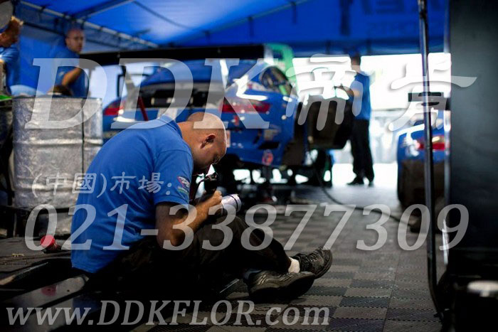 17快拼式灰色耐油防滑維修間地板樣板圖片,帝肯(DDK)_8100_6008（賽車(chē)P房帳篷地板）效果圖，帳篷地膠