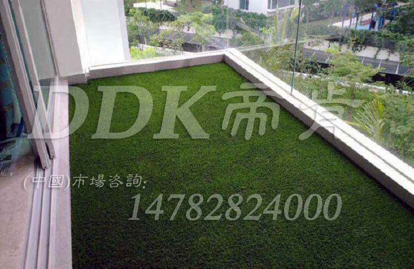 【陽(yáng)臺用什么地毯？】綠色仿真陽(yáng)臺地毯樣板圖片,帝肯(DDK)_6200（Green|歌林）效果圖，陽(yáng)臺裝修,陽(yáng)臺地磚裝修,人造草坪,戶(hù)外塑料草坪,露臺草坪,綠草地墊,草坪地毯